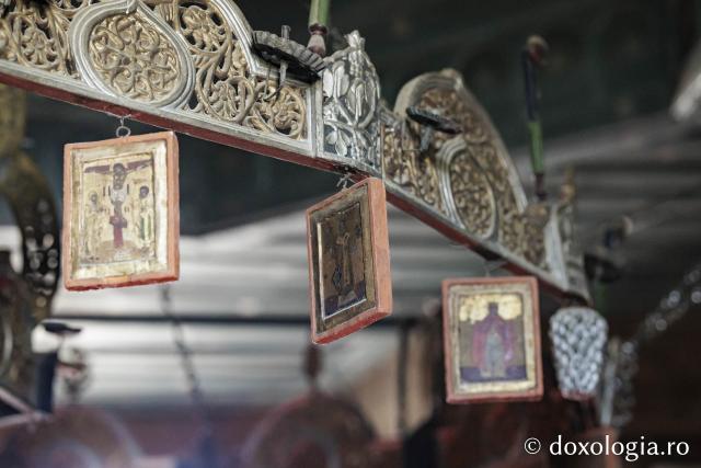 Candelabrul de lemn din biserica din Jigoreni 