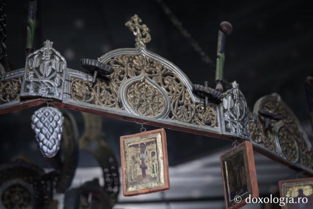 Candelabrul de lemn din biserica din Jigoreni 