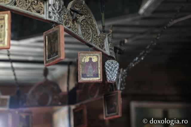 Candelabrul de lemn din biserica din Jigoreni 