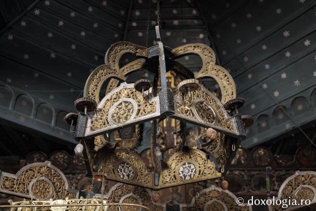 Candelabrul de lemn din biserica din Jigoreni 