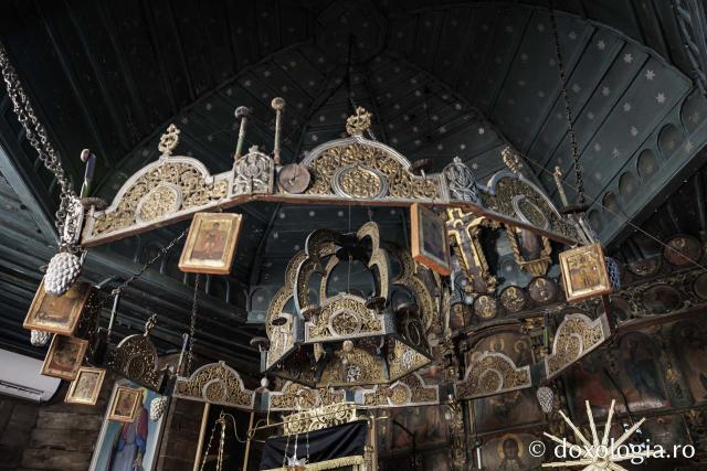 Candelabrul de lemn din biserica din Jigoreni 