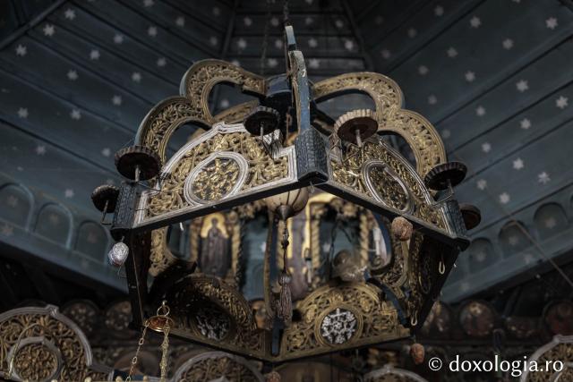 Candelabrul de lemn din biserica din Jigoreni 