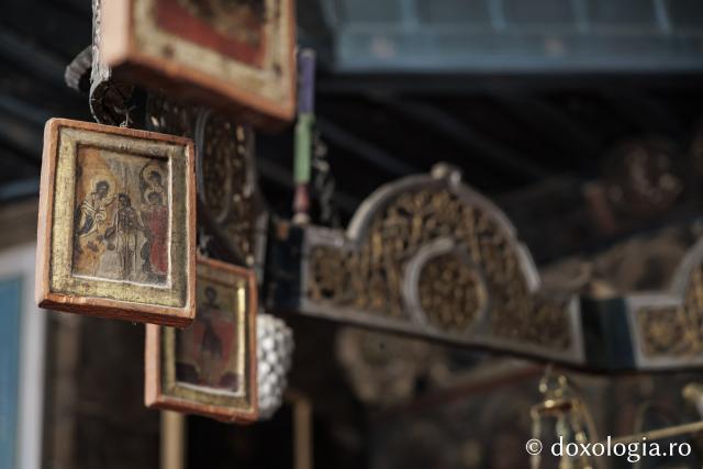 Candelabrul de lemn din biserica din Jigoreni 