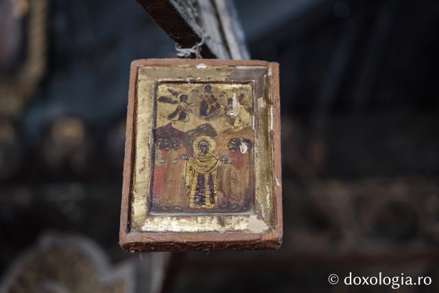 Candelabrul de lemn din biserica din Jigoreni 