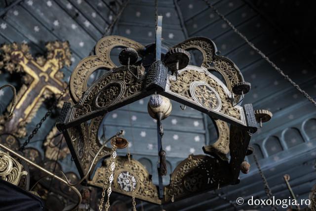 Candelabrul de lemn din biserica din Jigoreni 