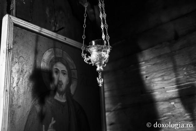 Interiorul bisericii de lemn din Jigoreni