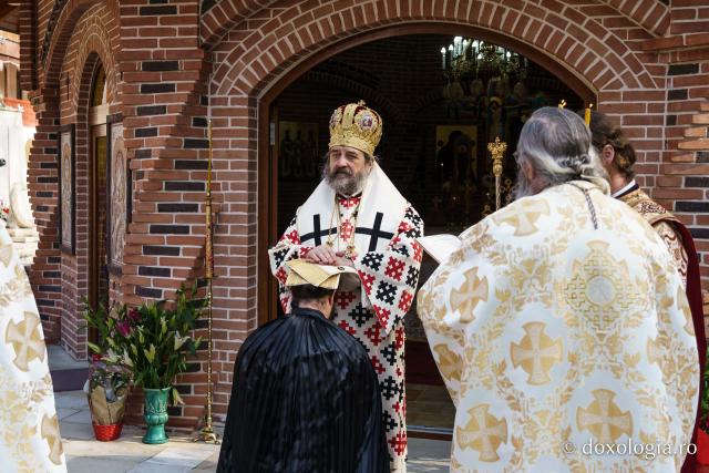 (Foto) Sub semnul Sfintei Cruci: un nou stareț la Mănăstirea Brusturi din județul Neamț