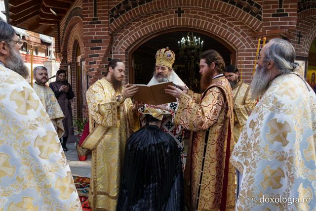 (Foto) Sub semnul Sfintei Cruci: un nou stareț la Mănăstirea Brusturi din județul Neamț