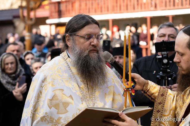 (Foto) Sub semnul Sfintei Cruci: un nou stareț la Mănăstirea Brusturi din județul Neamț