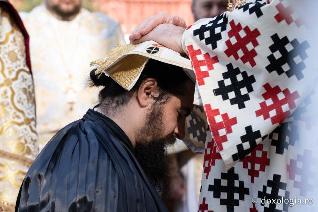 (Foto) Sub semnul Sfintei Cruci: un nou stareț la Mănăstirea Brusturi din județul Neamț