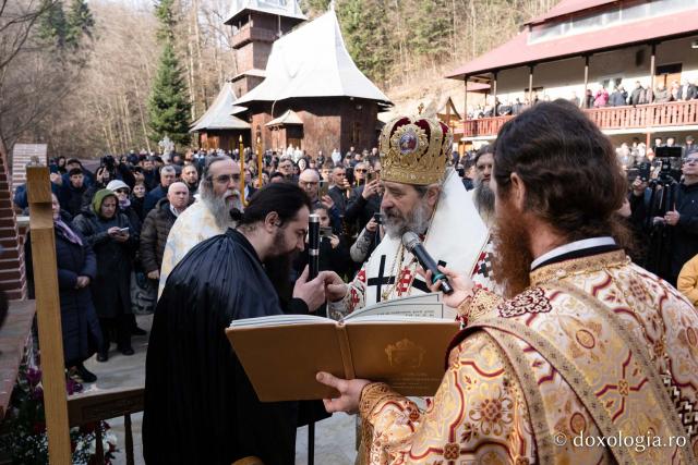 (Foto) Sub semnul Sfintei Cruci: un nou stareț la Mănăstirea Brusturi din județul Neamț