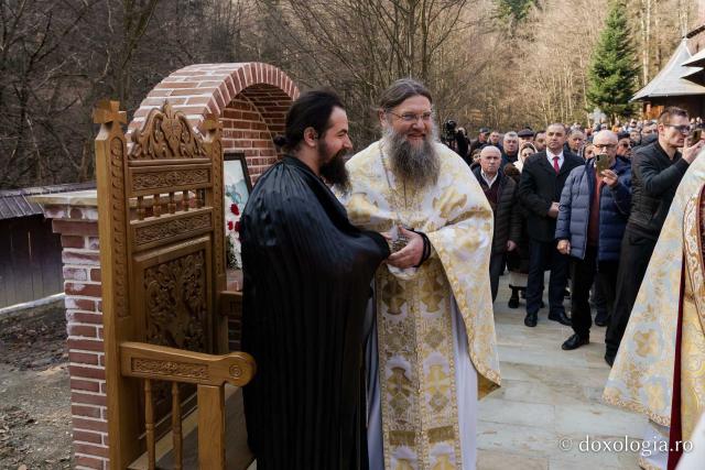 (Foto) Sub semnul Sfintei Cruci: un nou stareț la Mănăstirea Brusturi din județul Neamț