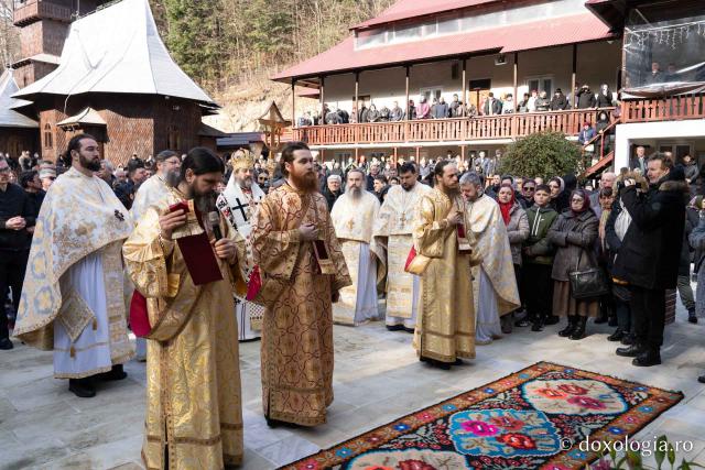 (Foto) Sub semnul Sfintei Cruci: un nou stareț la Mănăstirea Brusturi din județul Neamț