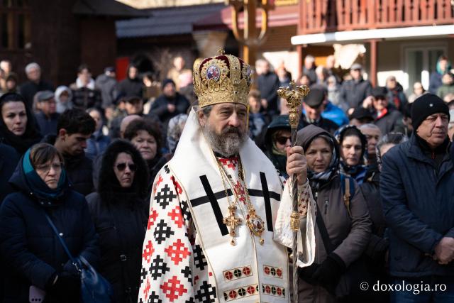(Foto) Sub semnul Sfintei Cruci: un nou stareț la Mănăstirea Brusturi din județul Neamț