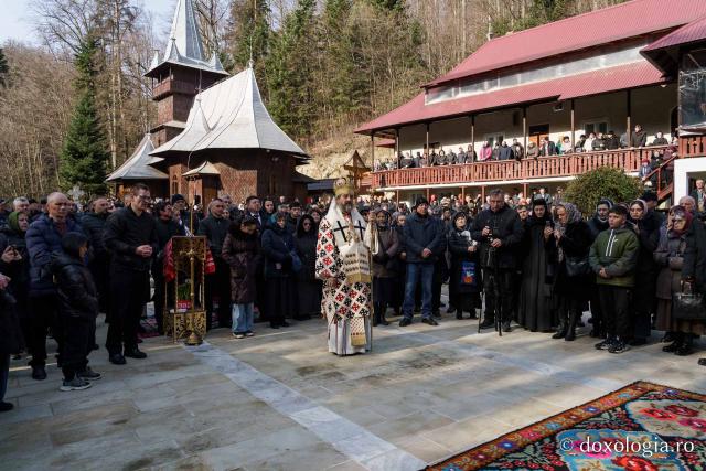 (Foto) Sub semnul Sfintei Cruci: un nou stareț la Mănăstirea Brusturi din județul Neamț