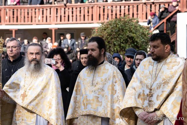 (Foto) Sub semnul Sfintei Cruci: un nou stareț la Mănăstirea Brusturi din județul Neamț