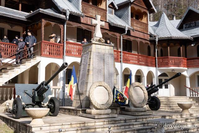 (Foto) Sub semnul Sfintei Cruci: un nou stareț la Mănăstirea Brusturi din județul Neamț