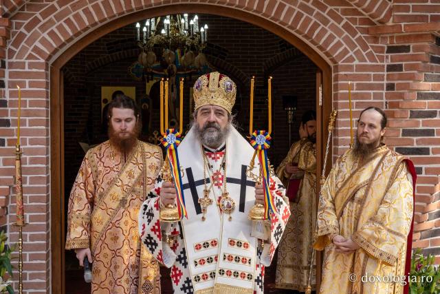 (Foto) Sub semnul Sfintei Cruci: un nou stareț la Mănăstirea Brusturi din județul Neamț