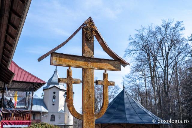 (Foto) Sub semnul Sfintei Cruci: un nou stareț la Mănăstirea Brusturi din județul Neamț