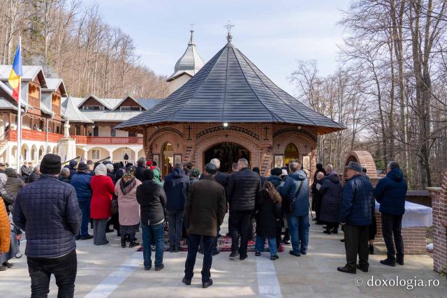 (Foto) Sub semnul Sfintei Cruci: un nou stareț la Mănăstirea Brusturi din județul Neamț
