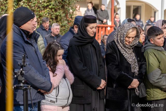 (Foto) Sub semnul Sfintei Cruci: un nou stareț la Mănăstirea Brusturi din județul Neamț