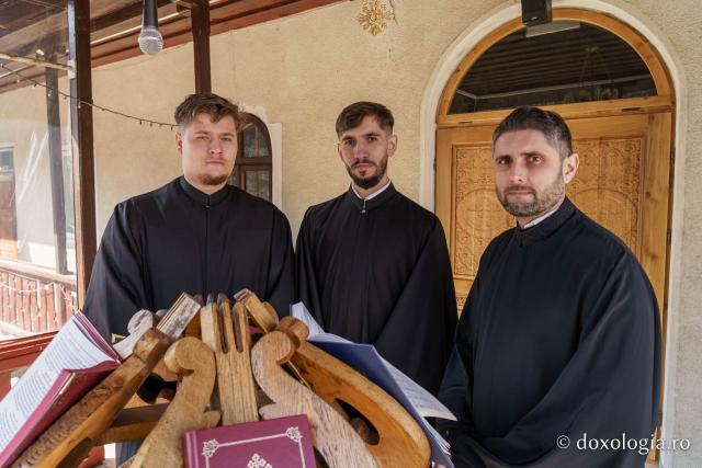 (Foto) Sub semnul Sfintei Cruci: un nou stareț la Mănăstirea Brusturi din județul Neamț