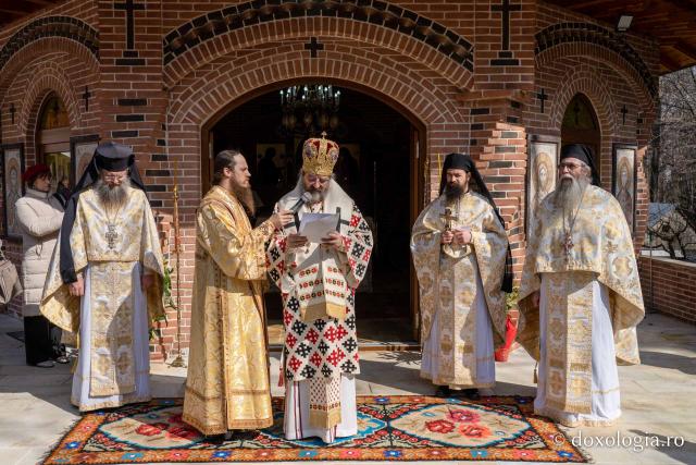 (Foto) Sub semnul Sfintei Cruci: un nou stareț la Mănăstirea Brusturi din județul Neamț