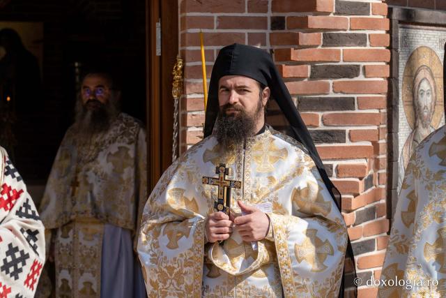(Foto) Sub semnul Sfintei Cruci: un nou stareț la Mănăstirea Brusturi din județul Neamț