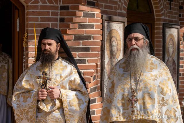 (Foto) Sub semnul Sfintei Cruci: un nou stareț la Mănăstirea Brusturi din județul Neamț