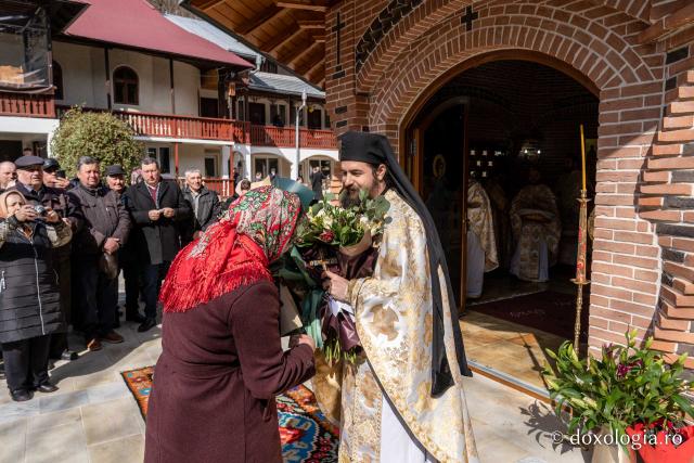 (Foto) Sub semnul Sfintei Cruci: un nou stareț la Mănăstirea Brusturi din județul Neamț