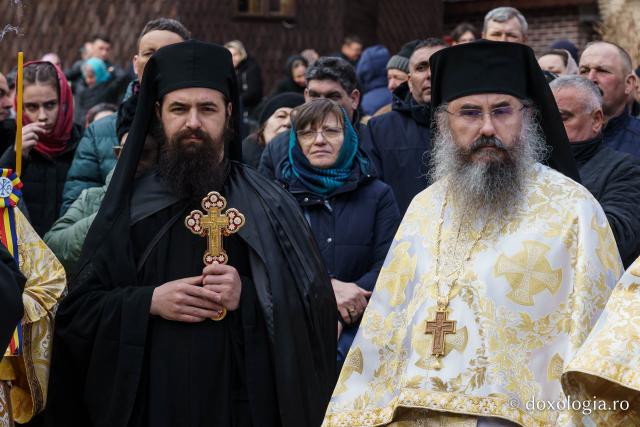 (Foto) Sub semnul Sfintei Cruci: un nou stareț la Mănăstirea Brusturi din județul Neamț