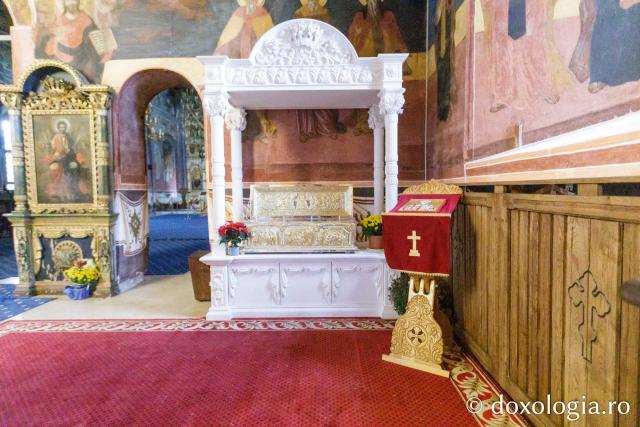 Racla cu moaștele Sfântului Preot Mărturisitor Dumitru Stăniloae