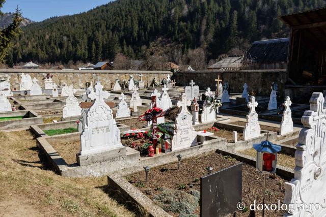 Cimitirul satului Farcașa din Județul Neamț