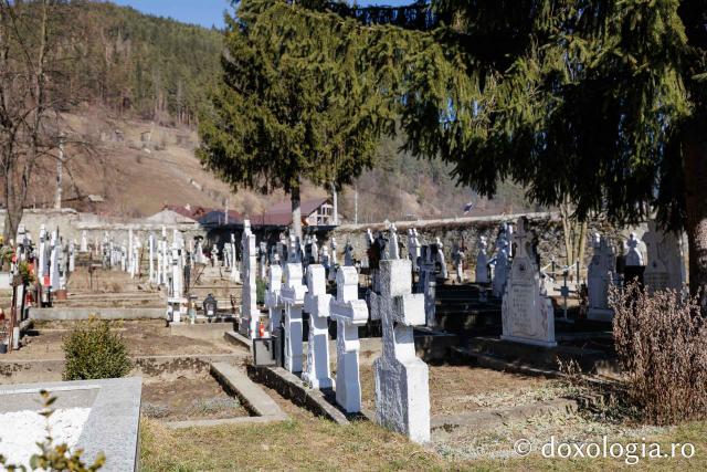 Cimitirul satului Farcașa din Județul Neamț