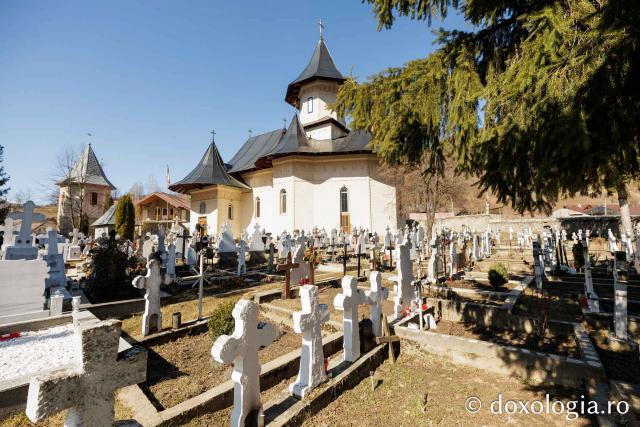 Cimitirul satului Farcașa din Județul Neamț
