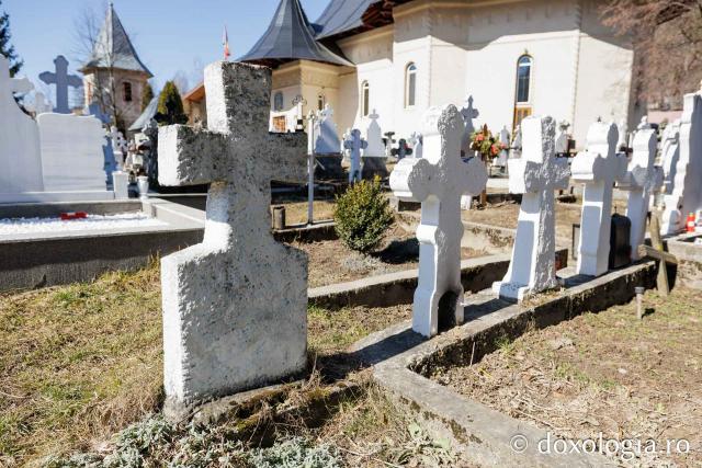Cimitirul satului Farcașa din Județul Neamț