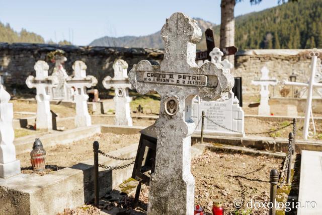 Cimitirul satului Farcașa din Județul Neamț