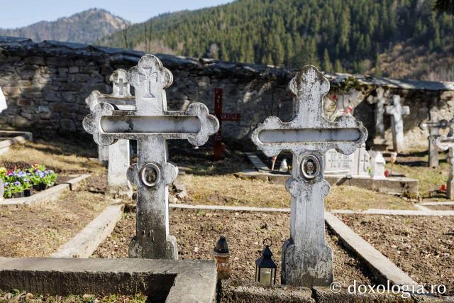 Cimitirul satului Farcașa din Județul Neamț