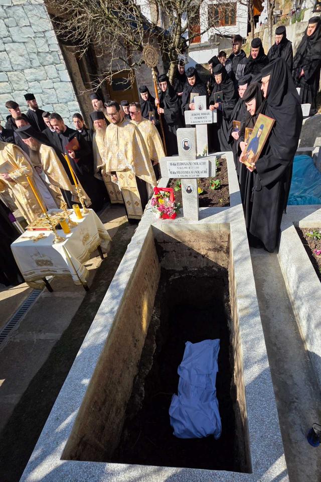 Deshumarea moaștelor Sfintei Cuvioase Filotimia de la Râmeț