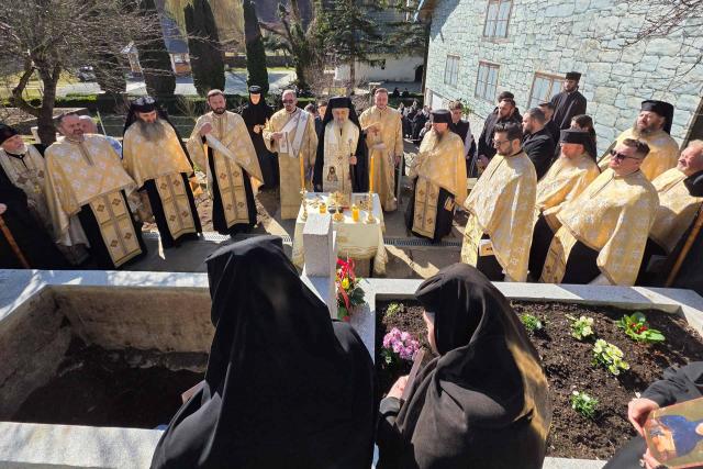Deshumarea moaștelor Sfintei Cuvioase Filotimia de la Râmeț