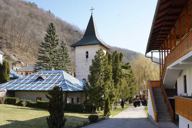 Deshumarea moaștelor Sfintei Cuvioase Filotimia de la Râmeț