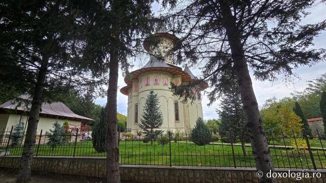 Mănăstirea Brazi – lăcaș de rugăciune și închinare la moaștele Sfântului Sfințit Mucenic Teodosie