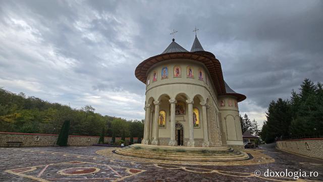 Mănăstirea Brazi – lăcaș de rugăciune și închinare la moaștele Sfântului Sfințit Mucenic Teodosie