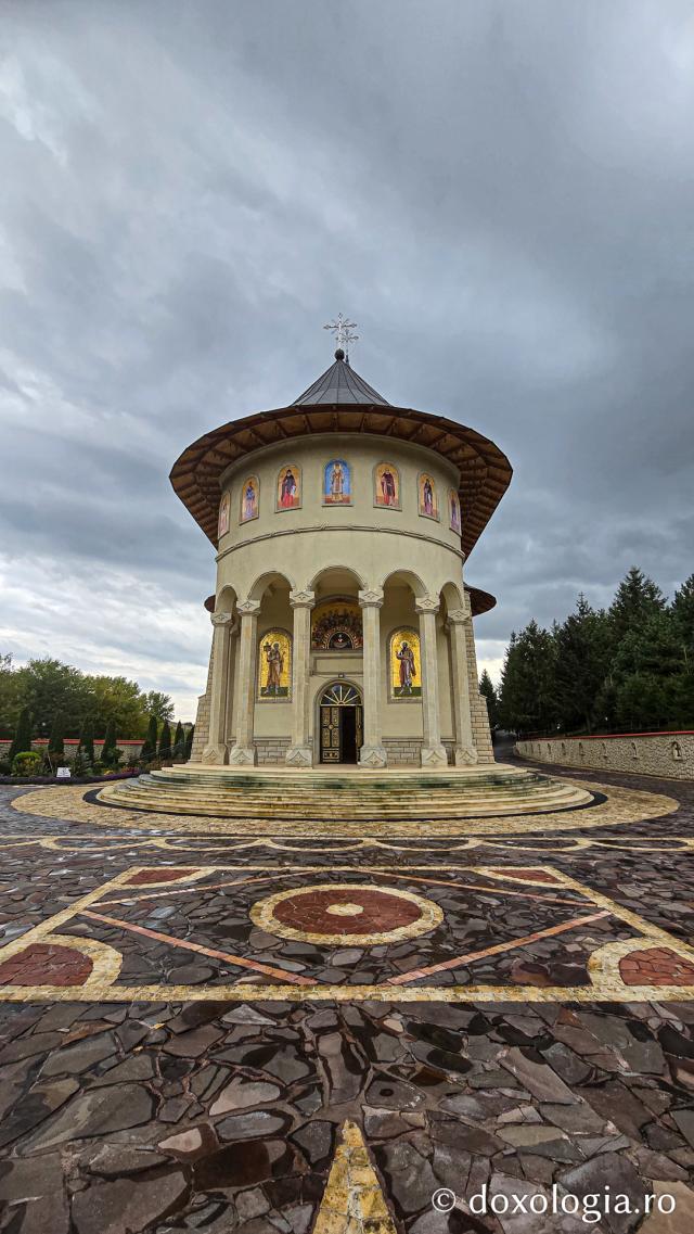 Mănăstirea Brazi – lăcaș de rugăciune și închinare la moaștele Sfântului Sfințit Mucenic Teodosie