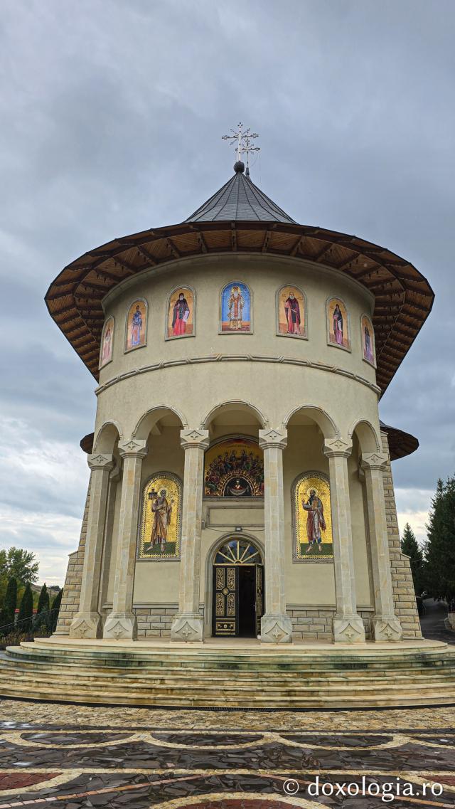 Mănăstirea Brazi – lăcaș de rugăciune și închinare la moaștele Sfântului Sfințit Mucenic Teodosie