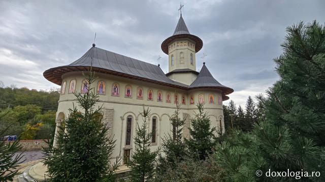 Mănăstirea Brazi – lăcaș de rugăciune și închinare la moaștele Sfântului Sfințit Mucenic Teodosie