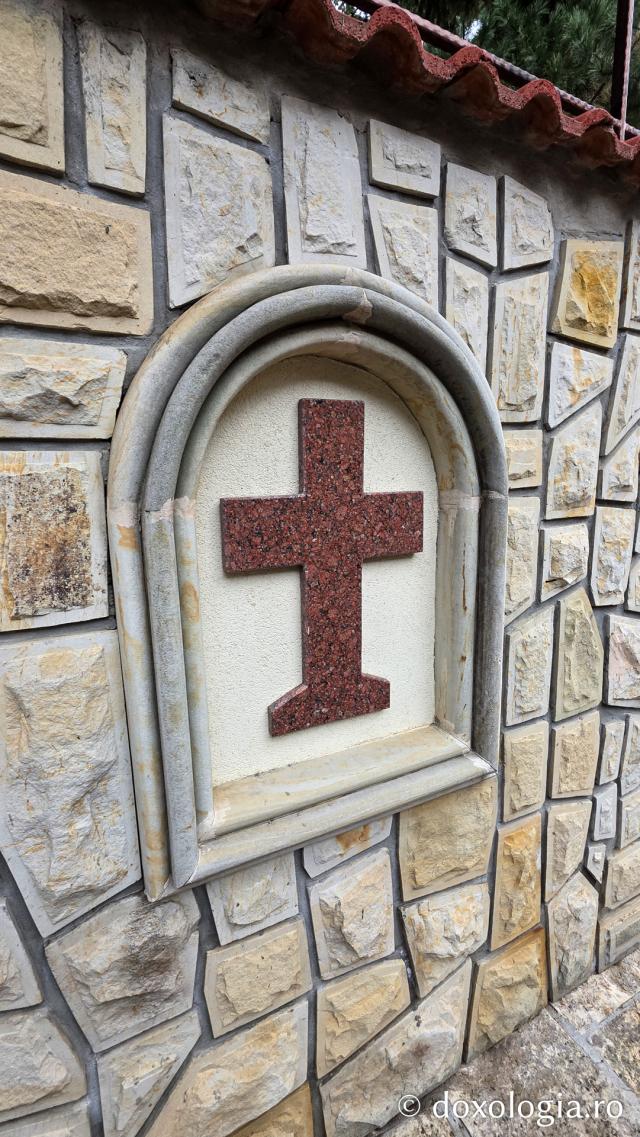 Mănăstirea Brazi – lăcaș de rugăciune și închinare la moaștele Sfântului Sfințit Mucenic Teodosie