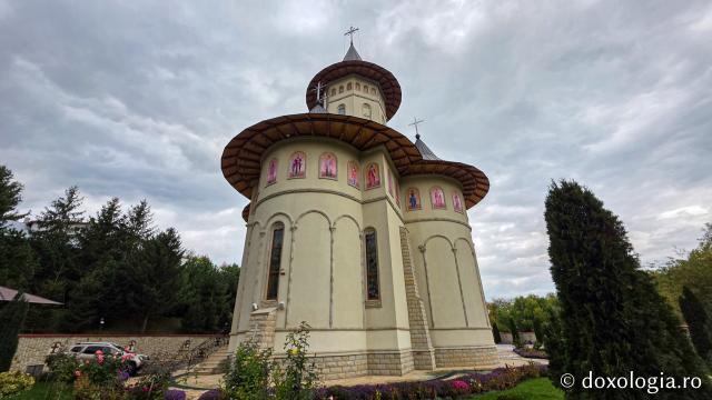 Mănăstirea Brazi – lăcaș de rugăciune și închinare la moaștele Sfântului Sfințit Mucenic Teodosie