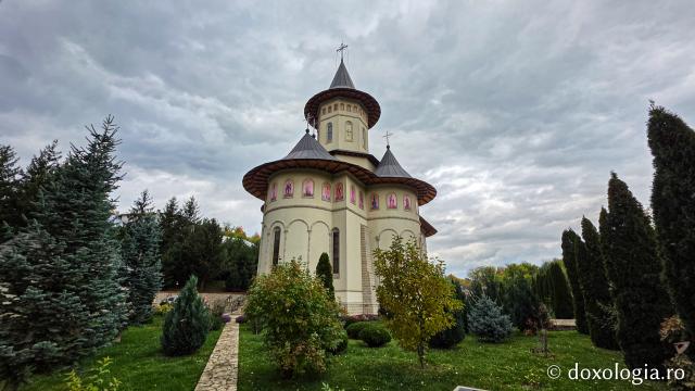 Mănăstirea Brazi – lăcaș de rugăciune și închinare la moaștele Sfântului Sfințit Mucenic Teodosie