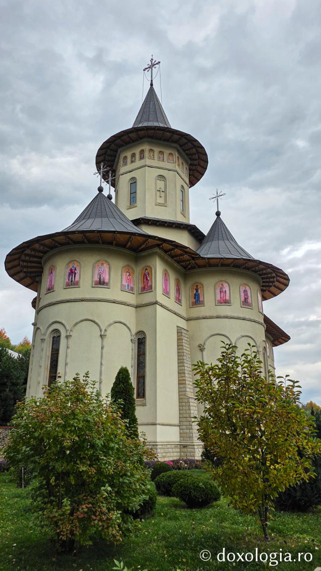 Mănăstirea Brazi – lăcaș de rugăciune și închinare la moaștele Sfântului Sfințit Mucenic Teodosie